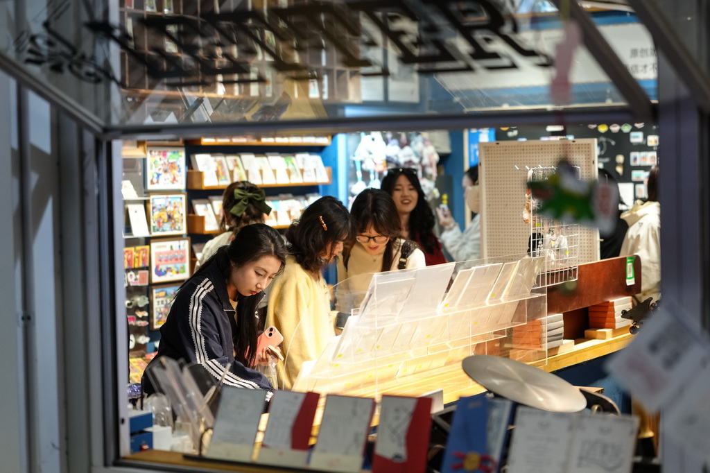 10月6日，游客在沈陽1905文化創意園內的商鋪選購文創產品。