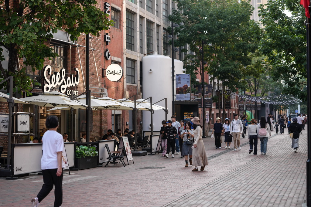 10月1日，游客在沈陽紅梅文創園游覽。