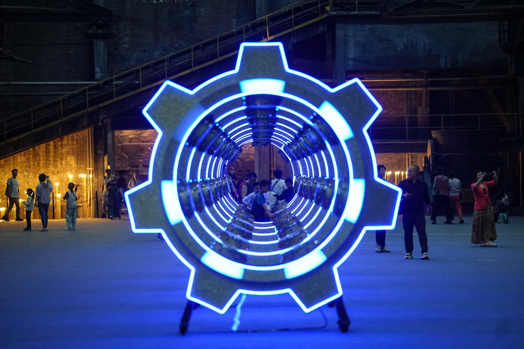 10月1日，游客在中國工業博物館內游覽。