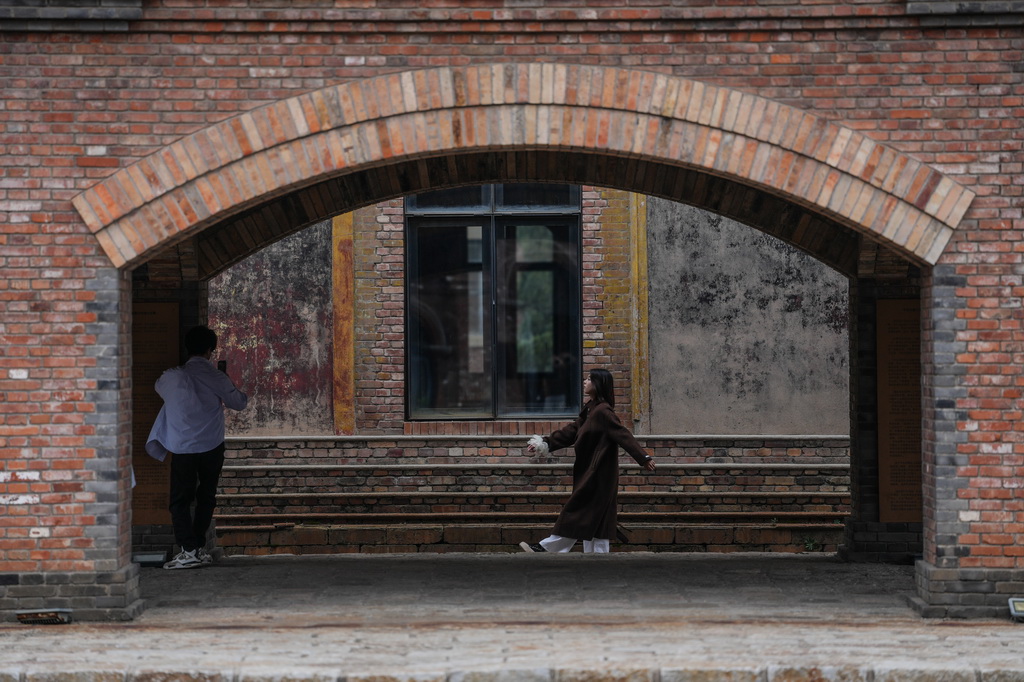 10月6日，游客在沈陽奉天工廠文創園內拍照。