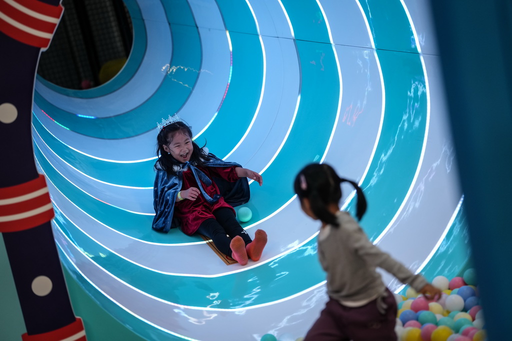 10月8日，小朋友在沈陽糧倉文化產業創意園內的“快樂專+”游樂場體驗游樂項目。