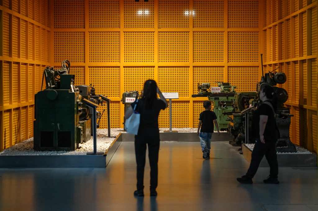 10月1日，游客在中國工業博物館內游覽。