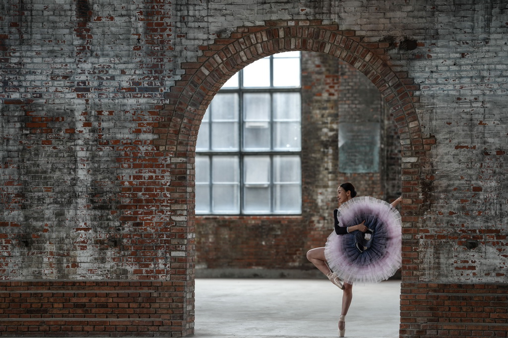 10月6日，游客在沈陽奉天工廠文創園內拍照。