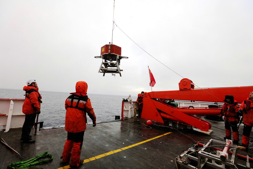 2025年9月12日，中國第15次北冰洋科學考察隊隊員在艉甲板回收生態海底著陸器（Lander）。新華社記者 劉詩平 攝