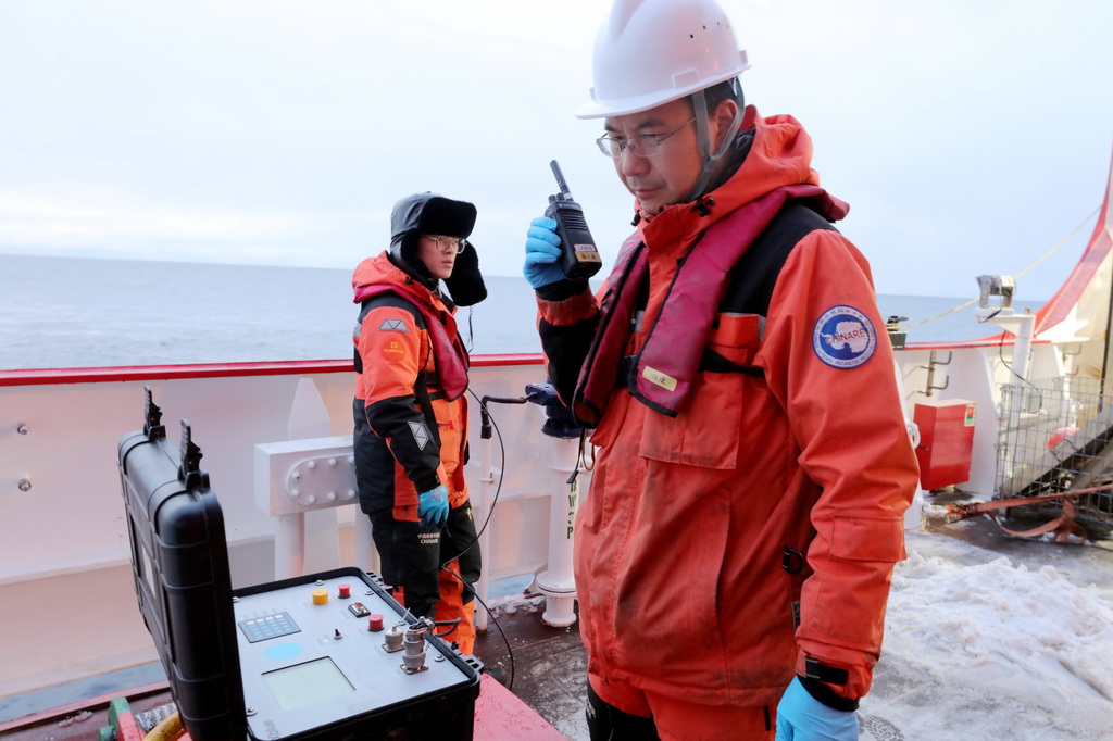 2025年9月12日，負責回收的隊員任?。ㄓ遥┑仍隰杭装鍦y試生態海底著陸器（Lander）信號。新華社記者 劉詩平 攝