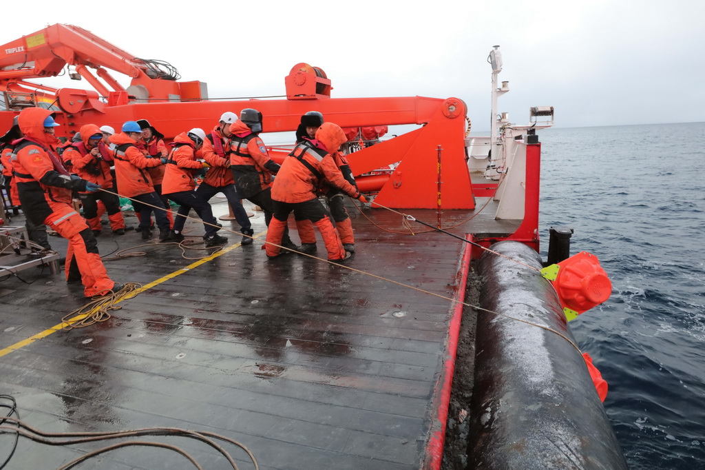 2025年9月12日，隊員們在艉甲板回收生態海底著陸器（Lander）。新華社記者 劉詩平 攝