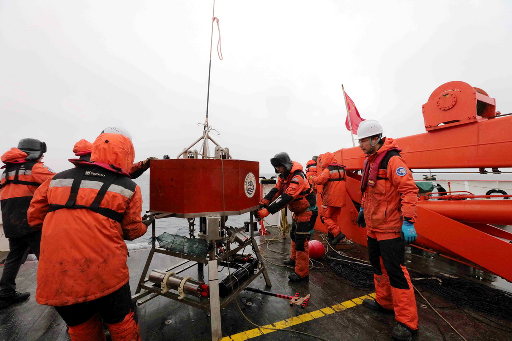  剛剛吊到“雪龍2”號艉甲板上的生態海底著陸器（Lander）（2025年9月12日攝）。新華社記者 劉詩平 攝