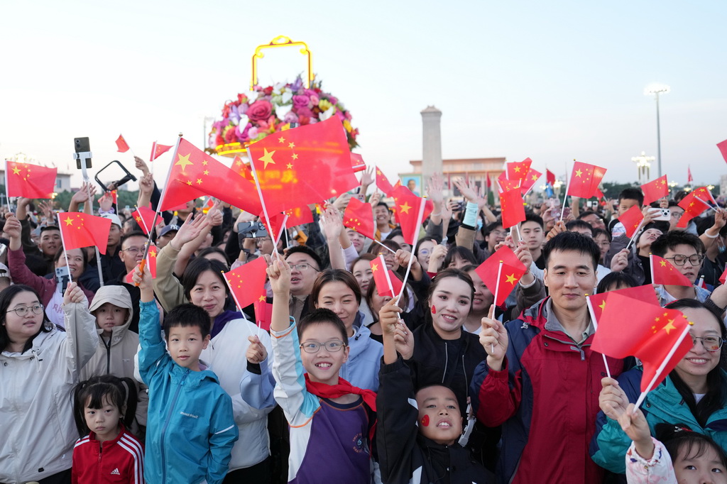 10月1日清晨，隆重的升國旗儀式在北京天安門廣場舉行，慶祝中華人民共和國成立76周年。這是觀眾在升旗儀式后歡呼。 新華社記者 鞠煥宗 攝