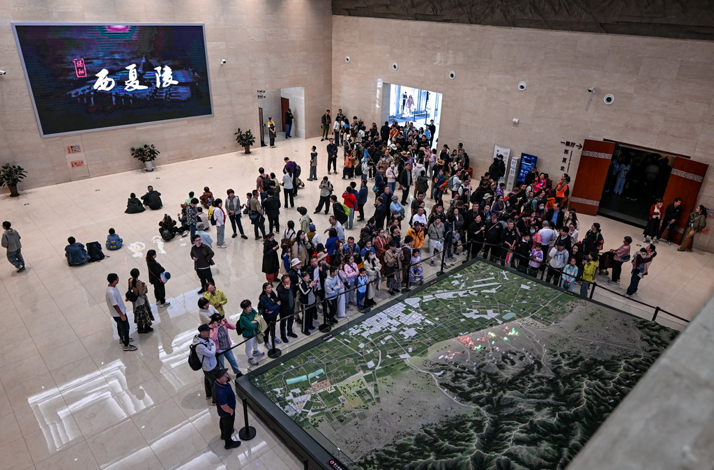 10月2日，游客在寧夏銀川市的西夏陵博物館參觀。新華社記者 馮開華 攝