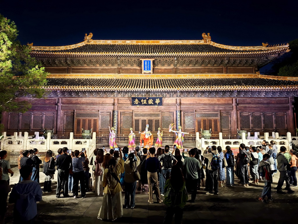 10月2日，游客在北京北海公園觀看演出，在夜色中的古典園林里感受傳統文化魅力。新華社記者 邢廣利 攝