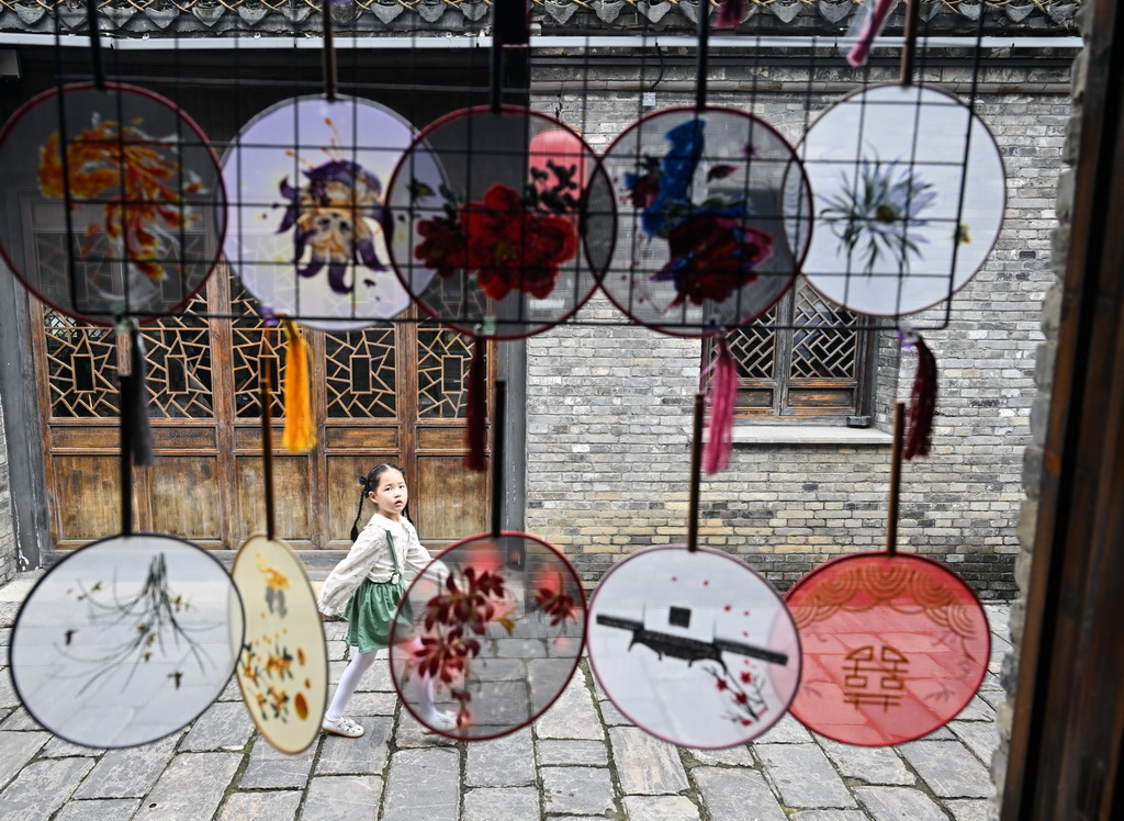 10月1日，小朋友走在盱眙縣第一山歷史文化街區。國慶、中秋雙節期間，江蘇省盱眙縣推出部分景區免門票、發放消費券等惠民措施，舉辦豐富多彩的文旅活動。新華社記者 季春鵬 攝