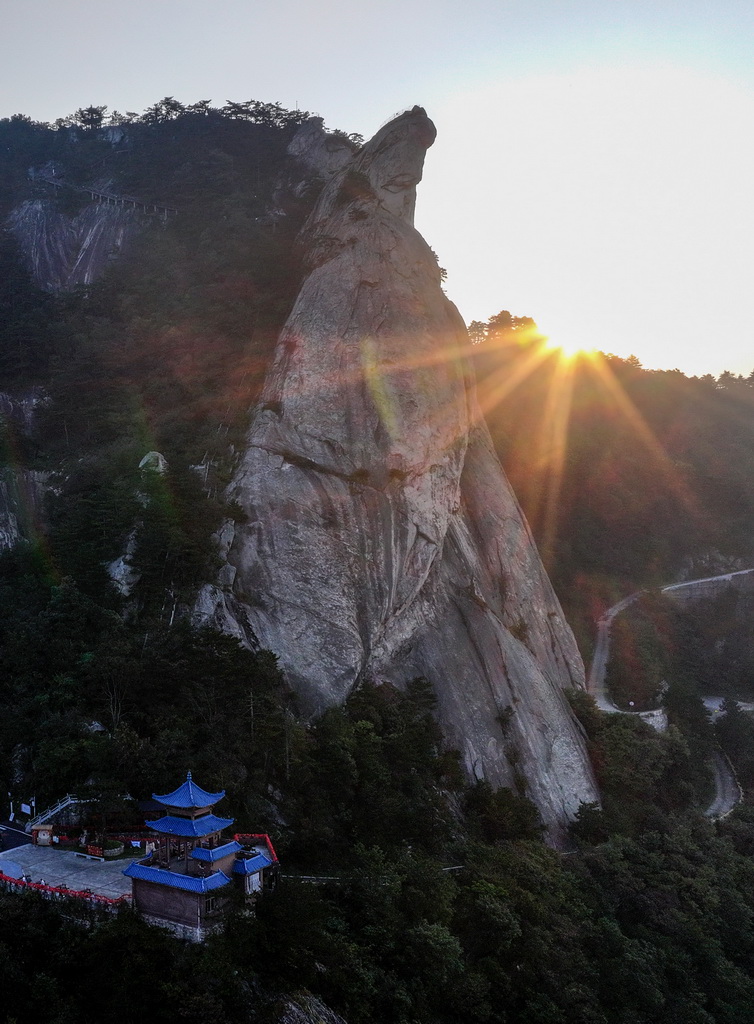 10月9日拍攝的龜峰山日出（無人機照片）。