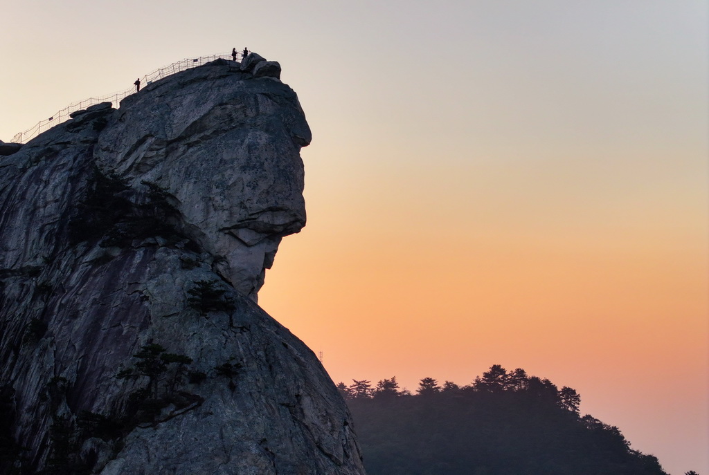 10月9日拍攝的晨曦中的龜峰山（無人機照片）。