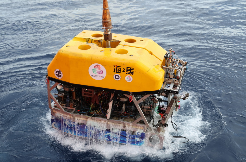 采集“源火”后，“海馬”號深海遙控潛水器從海底返回，浮出水面（9月18日攝）。