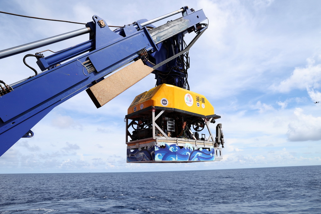 “海馬”號深海遙控潛水器搭載著采火裝置準備下水采集“源火”（9月18日攝）。