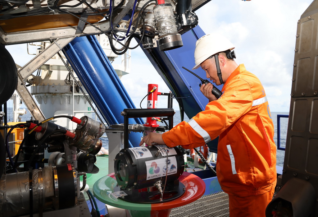 下水采集“源火”前，工作人員在調整搭載在“海馬”號深海遙控潛水器上的采火裝置（9月18日攝）。