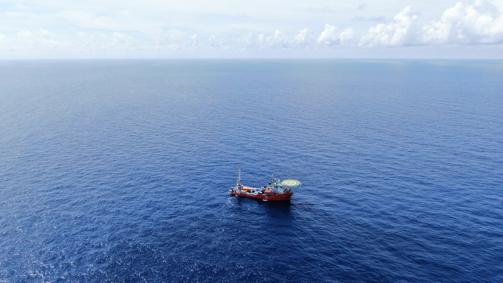“海洋地質二號”科考船搭載“海馬”號深海遙控潛水器在南海北部進行“源火”采集（9月18日攝）。