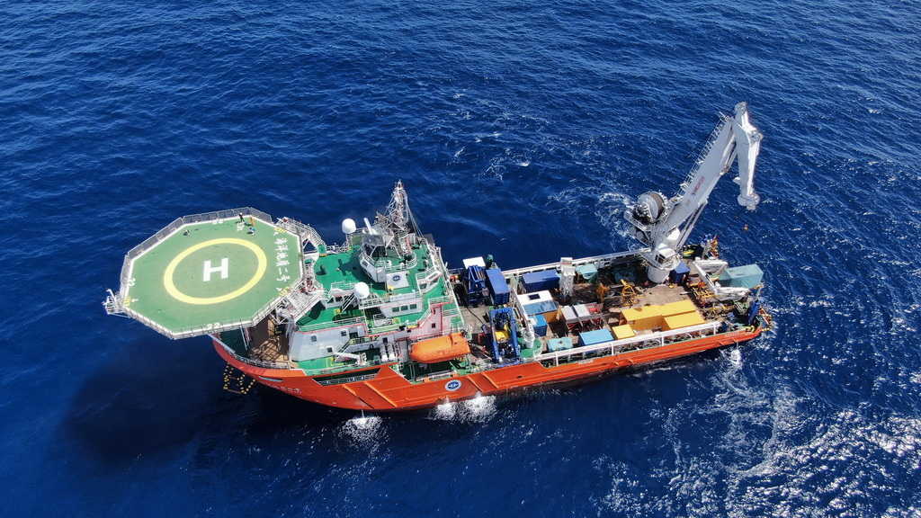 “海洋地質二號”科考船搭載“海馬”號深海遙控潛水器在南海北部進行“源火”采集（9月18日攝）。