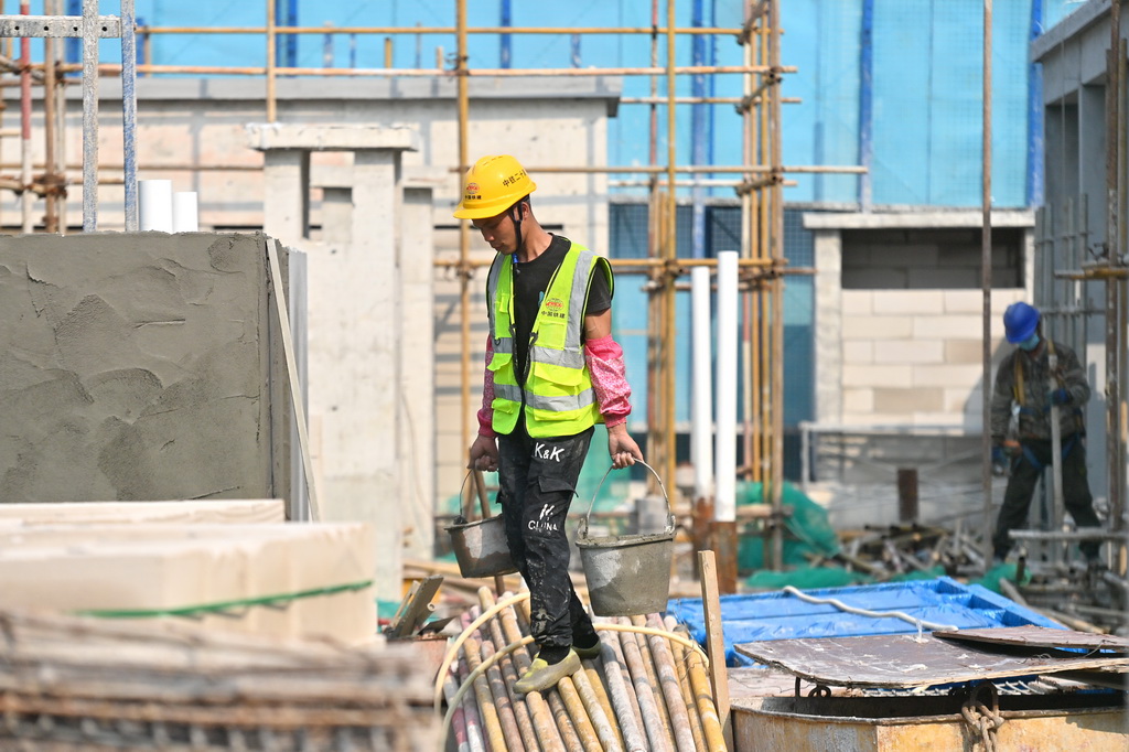 10月9日，中鐵二十局工人在南寧市雞村城中村改造項目建設現場施工作業。