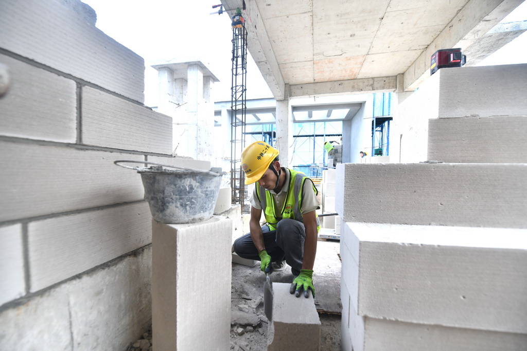 10月9日，中鐵二十局工人在南寧市雞村城中村改造項目建設現場施工作業。