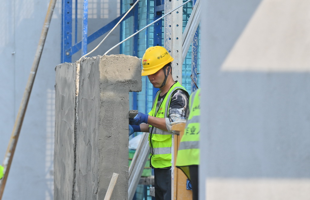 10月9日，中鐵二十局工人在南寧市雞村城中村改造項目建設現場施工作業。