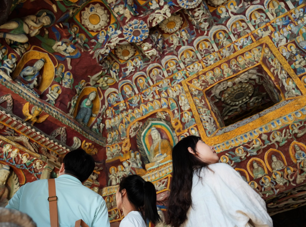 10月9日，在位于今潮8弄的戶外展區，參觀者游覽云岡第12窟“音樂窟”的1:1復制洞窟。