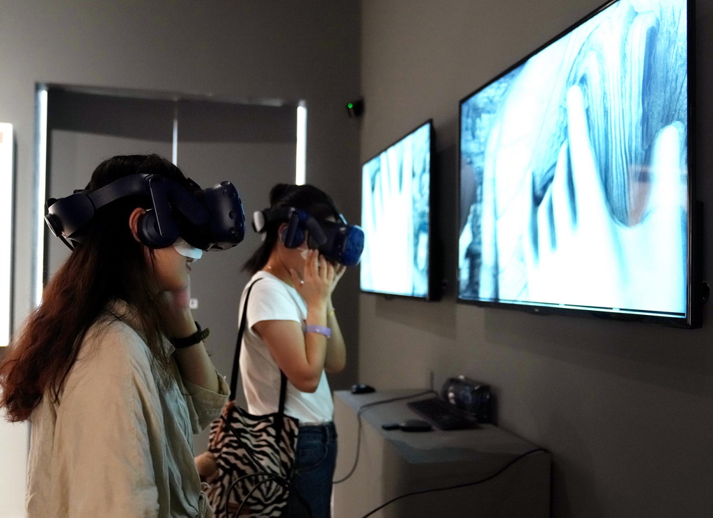 10月9日，參觀者在特展現場進行VR交互體驗。