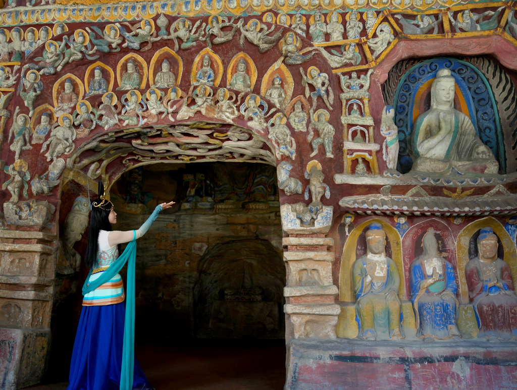 10月9日，在位于今潮8弄的戶外展區，參觀者在復制洞窟內留影。