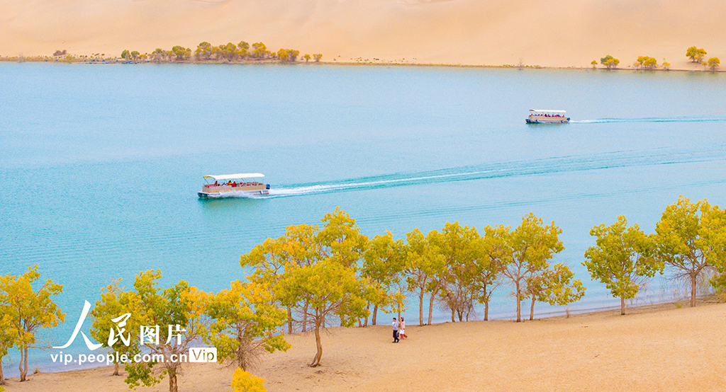 新疆尉犁:人在畫中游