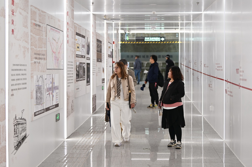 10月10日，地鐵乘客在天津衛故城東城墻遺址文物展廳內參觀。
