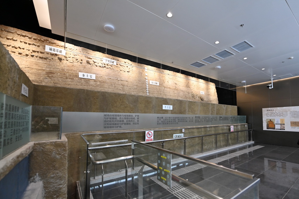 10月10日拍攝的天津衛故城東城墻遺址文物展廳內一角。
