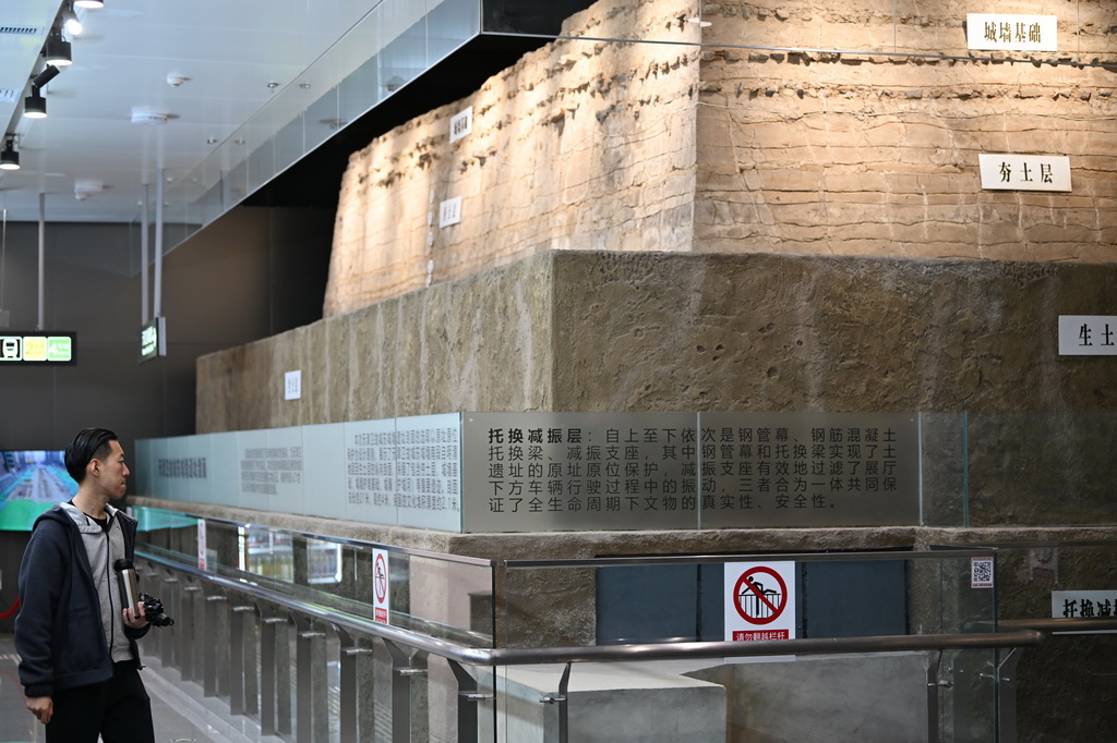 10月10日，地鐵乘客在天津衛故城東城墻遺址文物展廳內參觀。