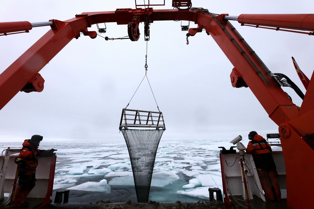 圖為科考隊員正在回收底拖網。新華社記者 劉詩平 攝