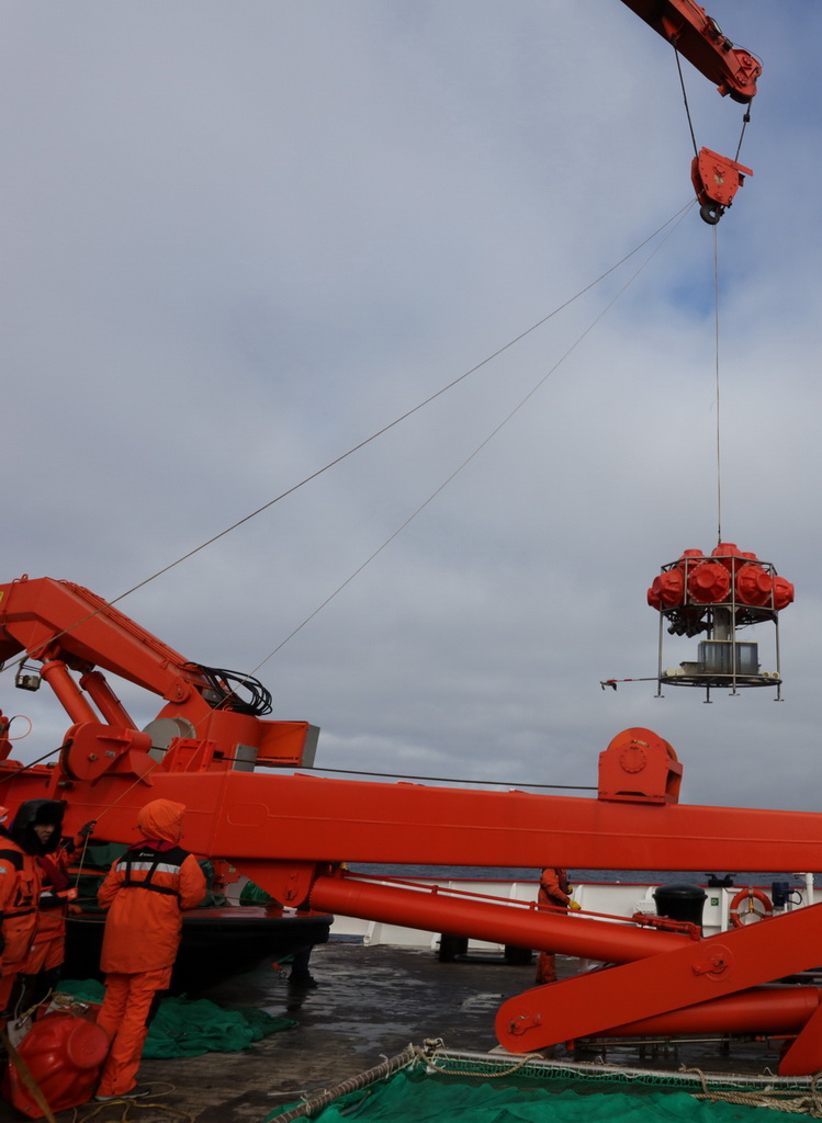 科考隊員在回收海底生物影像觀測系統（2025年8月14日攝）。新華社記者 劉詩平 攝