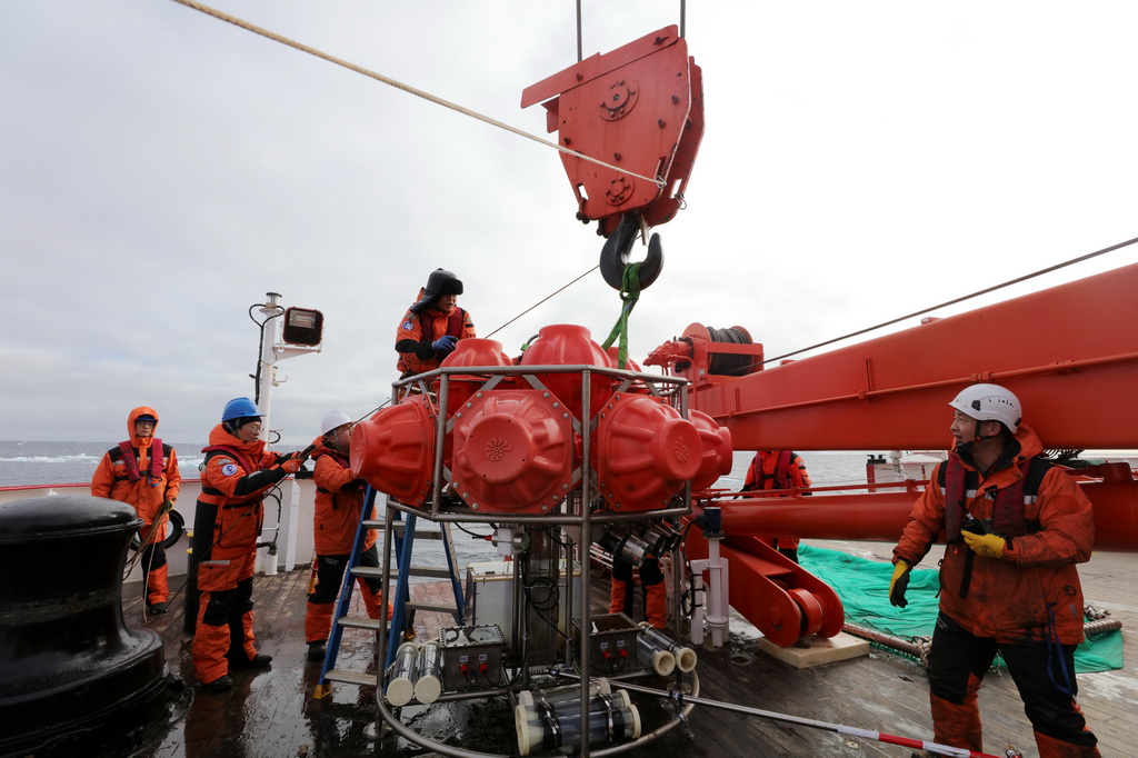 科考隊員在回收海底生物影像觀測系統（2025年8月14日攝）。新華社記者 劉詩平 攝