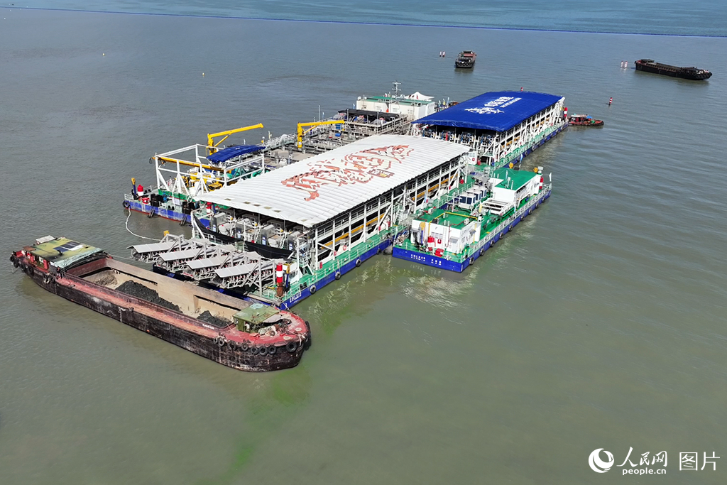 太湖是長江流域的一部分，9月23日下午，記者從江蘇無錫宜興城東港碼頭搭乘交通船，向太湖深處駛去。20分鐘后，藍白相間的“鋼鐵矩陣”映入眼簾——管道縱橫交錯，監控屏藍光閃爍，各式機械緊密排布，宛如一座漂浮在水面上的“移動工廠”。這是我國自主研發、擁有完全自主知識產權的世界首創生態清淤平臺“太湖之光”。目前，它已在太湖“啃泥”一個多月。如今“太湖之光”每天能清理8000立方米淤泥，未來6年，它將給太湖做一次深度清潔，總清淤量能裝滿4000個游泳池。人民網記者 余樂攝