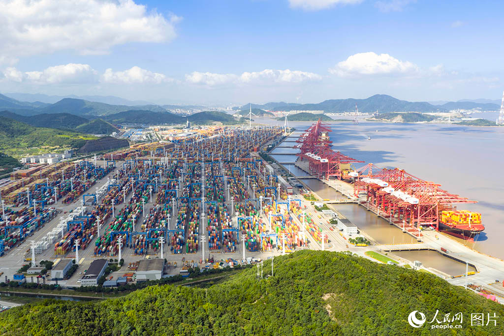 10月10日，浙江寧波舟山港穿山港區集裝箱碼頭呈現一派繁忙的作業景象。作為年貨物吞吐量全球第一、年集裝箱吞吐量全球第三的大港，寧波舟山港海上航線總數已達308條，輻射全球200多個國家和地區的600多個港口。人民網記者 章勇濤攝