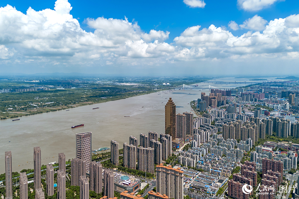 十里江灣公園東臨長江大堤，總岸線長約7.2公里，總面積約2.52平方公里。這里植被豐茂，景色宜人，彩色塑膠跑道與長江水色相映成趣，展現出生態綠色的自然風貌。2017年，安徽省蕪湖市對十里江灣及上下游200多個非法碼頭、修造船廠實施拆除整治，釋放長江干流岸線近30公里，騰退灘涂陸域面積約6000畝。同時，通過防洪工程與景觀建設深度融合，打造沿江綠色生態文化長廊。從曾經的“碼頭聚集區”到如今的“長江文化帶”，十里江灣已成為蕪湖的生態文明樣板和市民休閑觀光的熱門目的地。人民網記者 汪瑞華攝