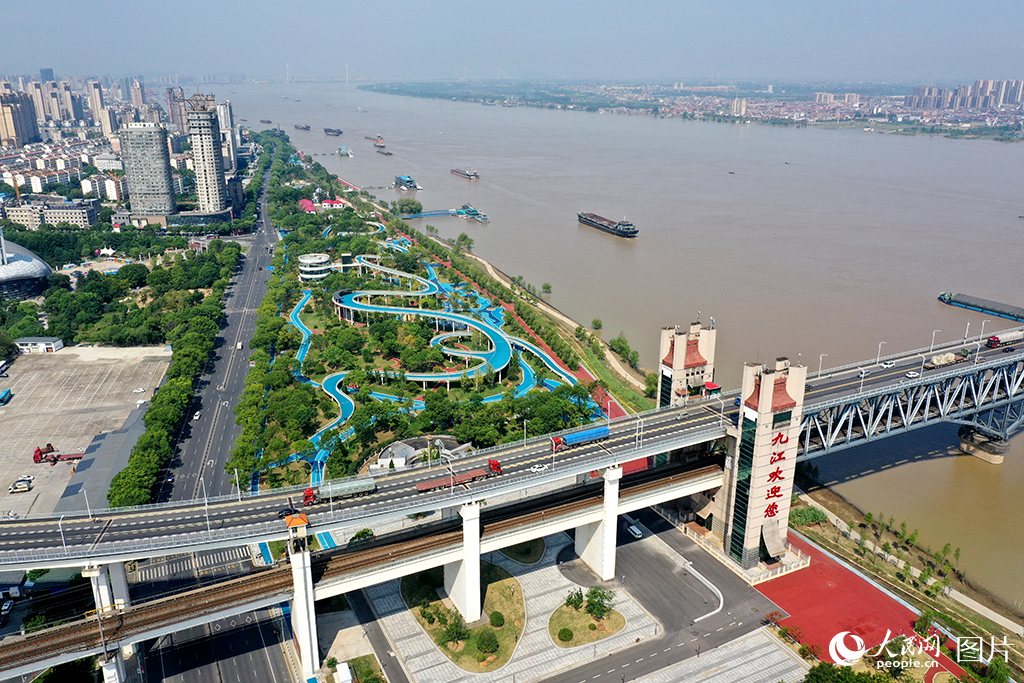 江西九江長江國家文化公園（九江城區段）綠意盎然，沿江而建的公園綠道上，市民和游客悠閑漫步，盡享江景。江西152公里長江岸線全部位于九江境內。2022年4月，長江國家文化公園九江城區段正式啟動建設。九江市嚴格遵循“共抓大保護、不搞大開發”總體要求，以保護傳承弘揚長江文化為核心，按照“堤內園林景觀帶、堤外生態綠化帶”的標準，對琵琶亭、潯陽樓、鎖江樓及周邊景點進行整體改造提升，著力打造水清岸綠、河暢景美、人水和諧的自然生態空間，建設“最美長江岸線”，彰顯“詩意長江”獨特魅力。通過綠道系統建設，群眾可便捷親水觀江，真正實現了還江于民、惠利于民。人民網記者 時雨攝