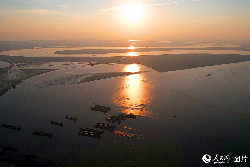 岳陽三江口，浩瀚洞庭湖與萬里長江在此交匯。位于長江中游南岸的洞庭湖，是長江重要的水源地和生態功能區，素有“長江之腎”的美譽。近年來，湖南堅持“加固、擴容、疏浚、攔蓄”的系統治理方針，積極推進重要堤防加固、蓄滯洪區擴容及河道疏浚等一批補短板、惠民生的重大治理項目，著力構建“防洪、飲水、用水、河湖生態”四大水安全體系，為湖區經濟社會高質量發展提供堅實保障。人民網記者 劉賓攝