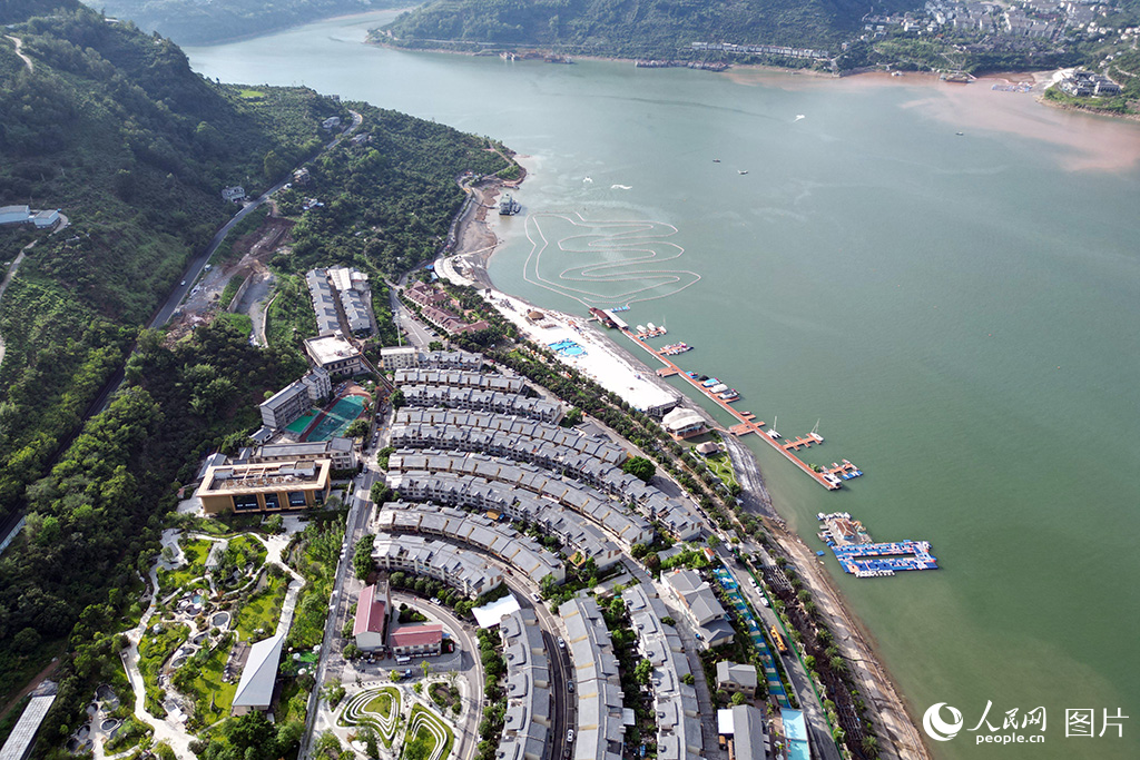 云南是長江上游重要的生態安全屏障和水源涵養地，金沙江干流在云南境內長1560公里，流經全省7個州（市），流域面積10.9萬平方公里。為確?！耙唤逅鲈颇稀?，云南省委、省政府始終高位推動、科學謀劃，采取有力舉措嚴格落實長江保護法，強化長江經濟帶發展負面清單管理，持續推進生態環境保護治理和修復，促進長江經濟帶生態綠色高質量發展。其中，位于金沙江畔的云南省水富市云富街道邵女坪社區，近年來在改善人居環境的同時，依托高峽平湖景觀發展鄉村旅游，2024年日均游客量穩定在2000人次左右。人民網記者 程浩攝