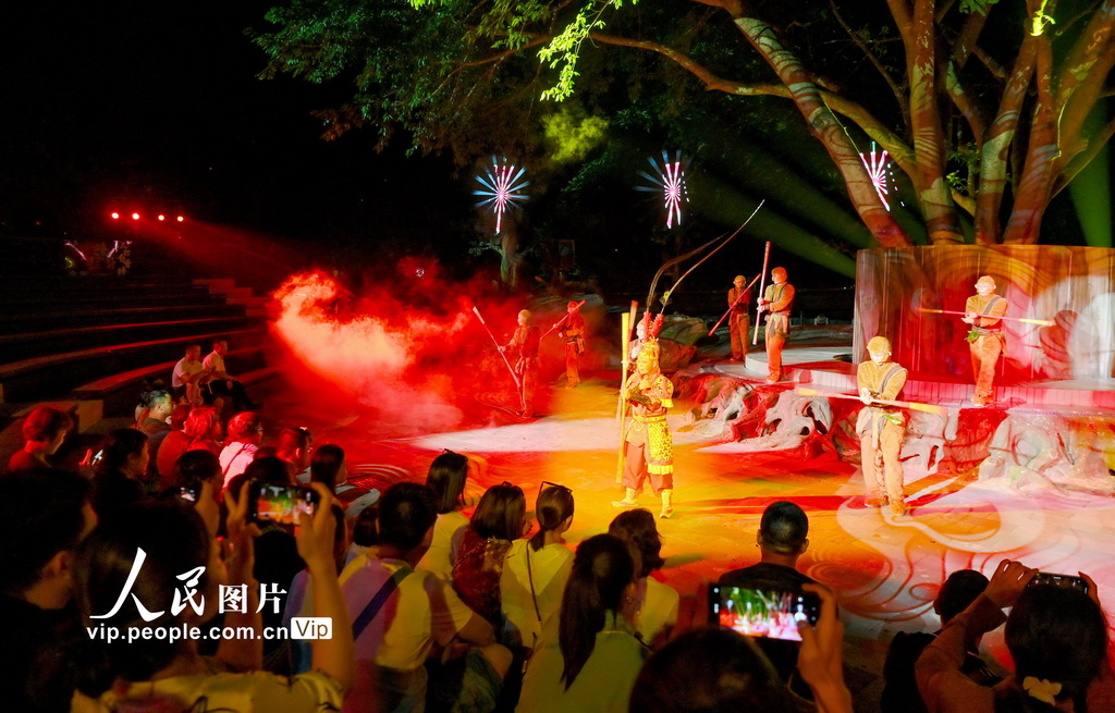 10月11日，游客在貴州省安順市黃果樹瀑布陡坡塘觀賞大型實景仙幻劇《再回西游》。