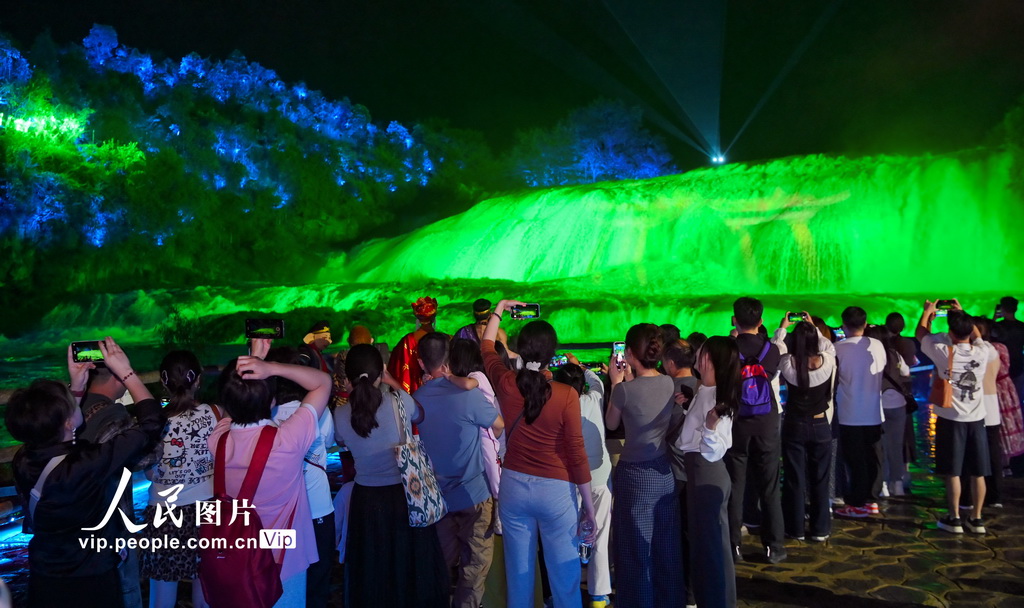 10月11日，游客在貴州省安順市觀賞黃果樹瀑布陡坡塘夜景。