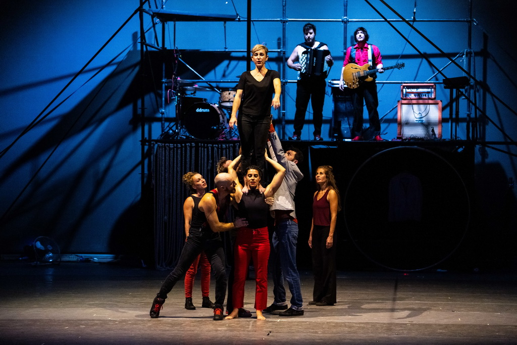 10月11日，演員在張家界永定區文化館表演雜技《遺忘之地》。