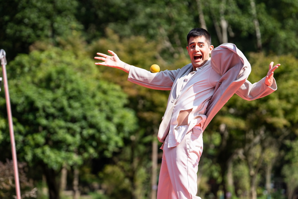 10月11日，來自智利的演員在張家界國家森林公園表演雜技《踉蹌》。