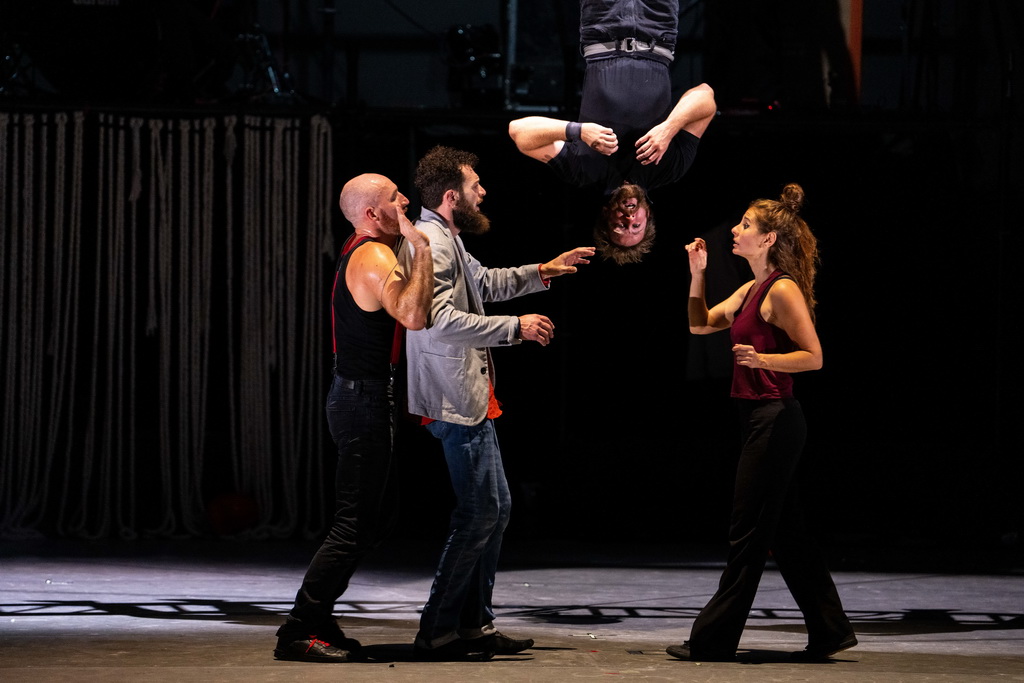 10月11日，演員在張家界永定區文化館表演雜技《遺忘之地》。