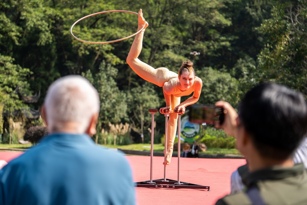 10月11日，來自德國的演員在張家界國家森林公園表演雜技《手平衡呼啦圈》。