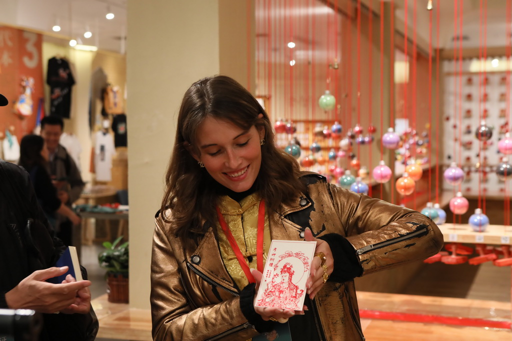 10月11日，外國嘉賓在敦煌印局參觀體驗。新華社記者 張睿 攝