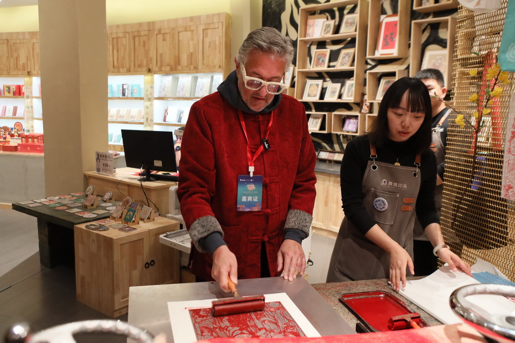 10月11日，外國嘉賓在敦煌印局參觀體驗。新華社記者 張睿 攝