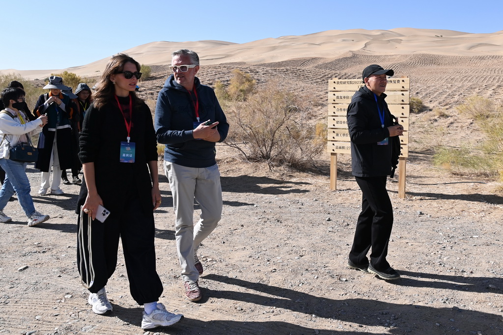 10月12日，外國嘉賓參觀了解莫高窟風沙環境綜合治理項目。新華社記者 范培珅 攝